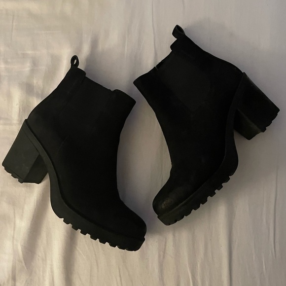 Vagabond Chelsea Grace Brushed Suede Chunky Heel Black Booties - Picture 2 of 5